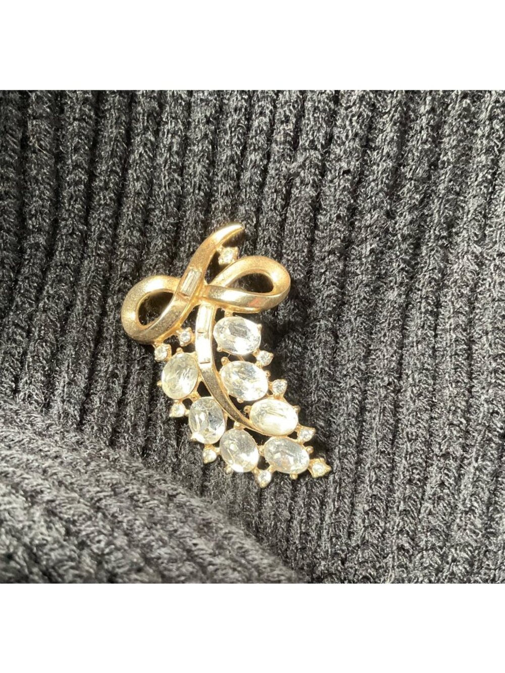 Vintage 1 3/4 in Signed golden Trifari Brooch Pin Rind Baguette infinity Shaped